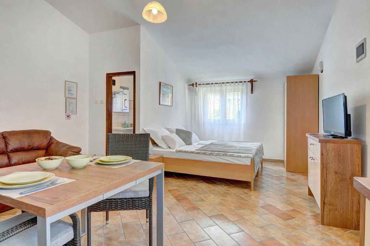 Adriatic Apartments Nada Fazana Bagian luar foto